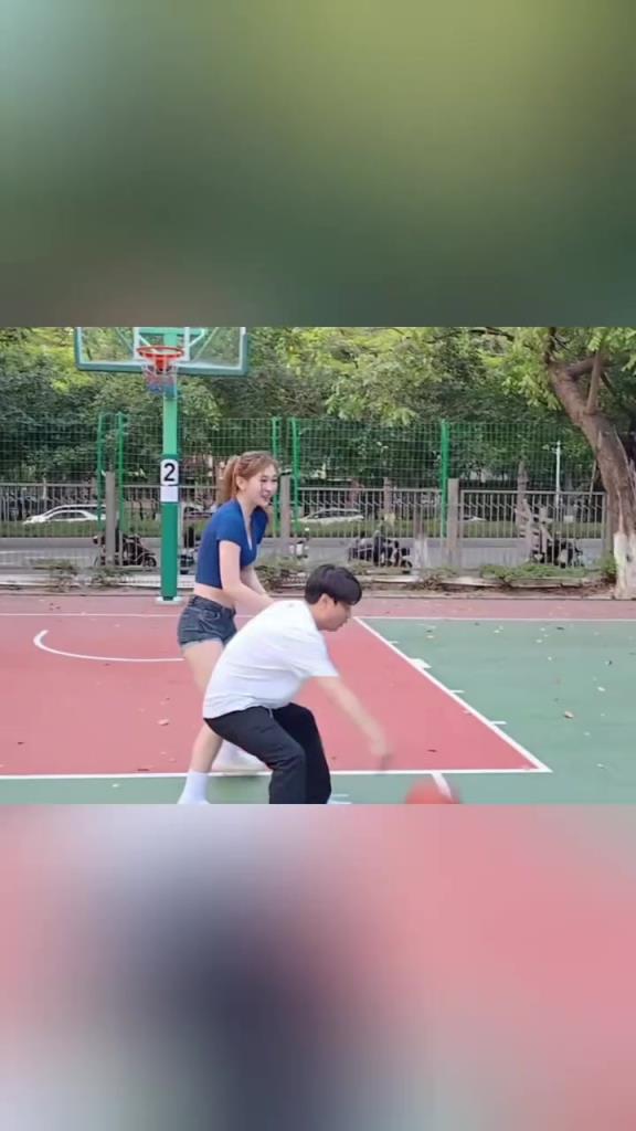 集夢會長背打一米8的女生，這是真打球?。? style=