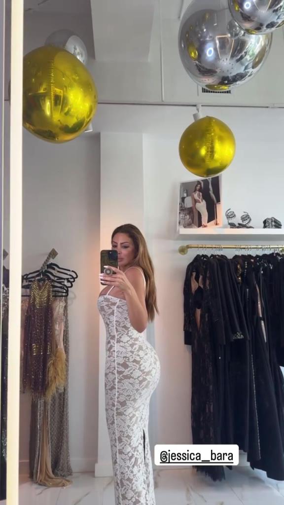 徐娘半老！皮蓬前妻穿吊帶裙自拍，這身材也太炸裂了！