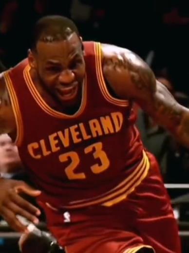 老詹這恐怖的大體格，完美詮釋什么叫“人型坦克”！