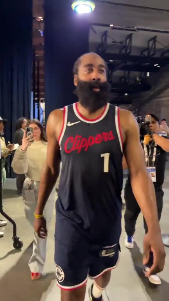 爆砍39分！哈登賽后走入球員通道氣喘吁吁：今天是場艱苦的戰(zhàn)斗