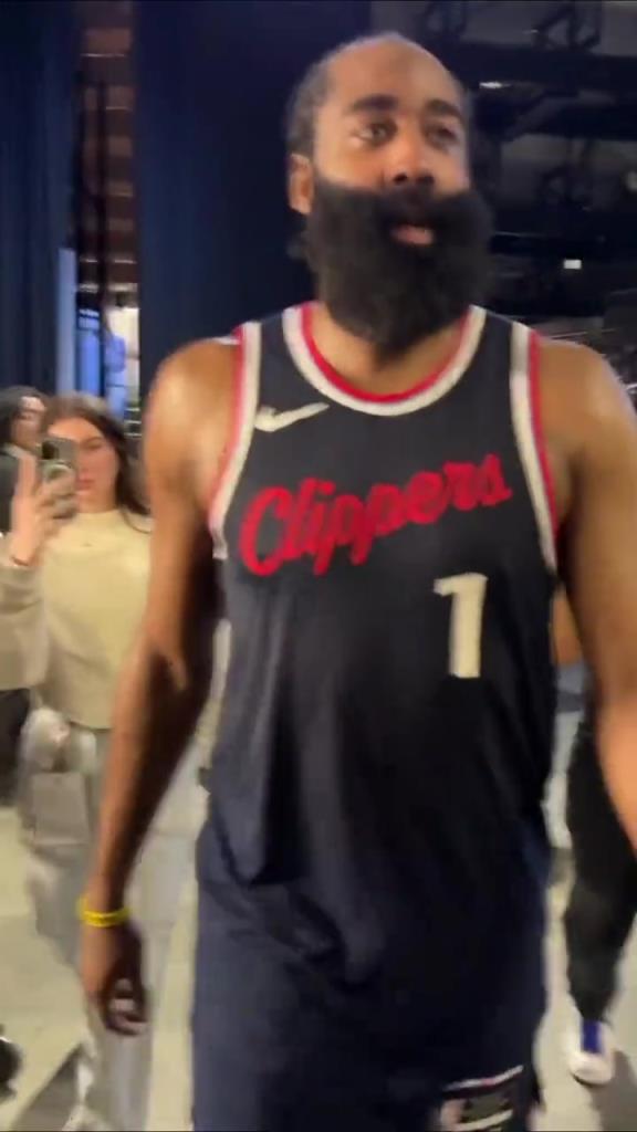 贏了！哈登賽后走回更衣室在球員通道和工作人員一一擊掌慶祝