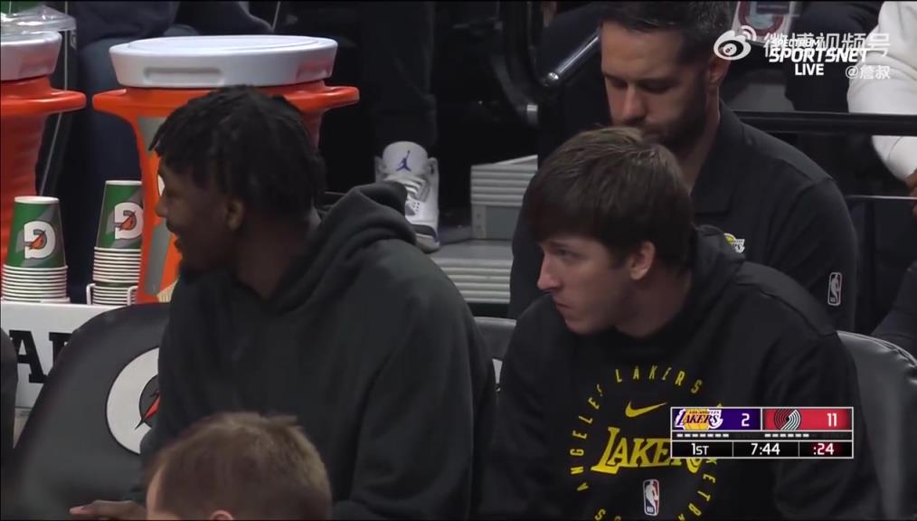 鎖定西部第三愜意得很！里夫斯輪休在板凳席上吃東西被抓拍到了