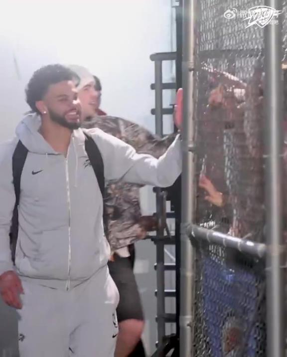 68勝歷史第五傲人戰(zhàn)績(jī)！雷霆全員回到OKC，當(dāng)?shù)厍蛎詿崆榻訖C(jī)