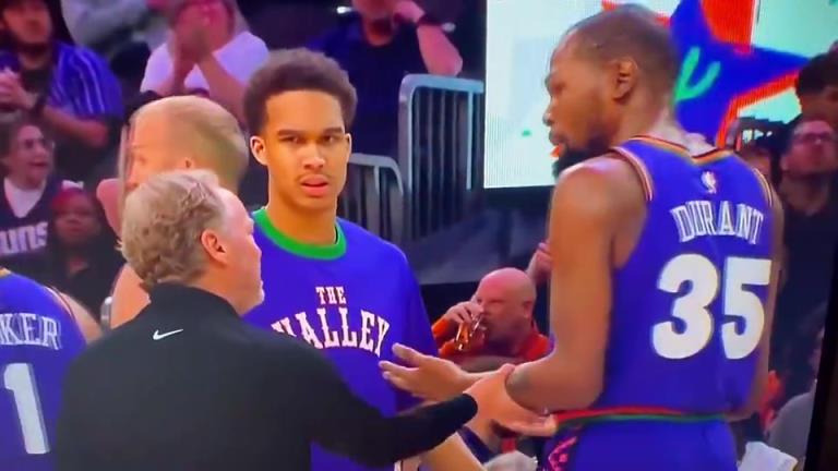 下課導(dǎo)火索？主帥布登此前抓住KD手臂要說(shuō)什么，被一把甩開(kāi)！