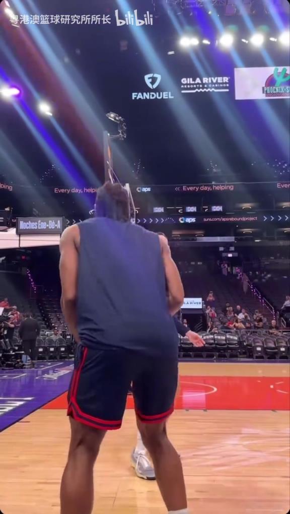 機(jī)器人級(jí)別的靜態(tài)身體！近距離看小卡的賽前熱身！