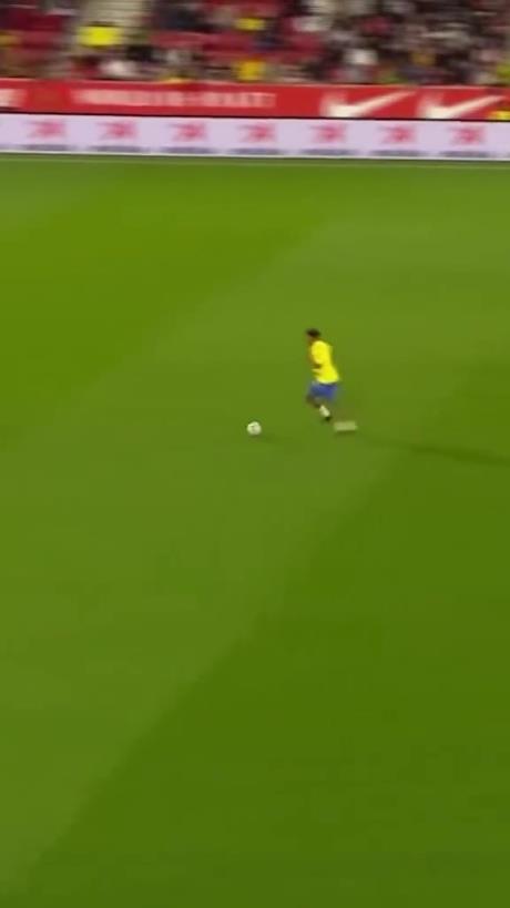 45歲還開(kāi)掛！小羅再現(xiàn)牛尾巴過(guò)人，微笑單挑門(mén)將輕松打進(jìn)